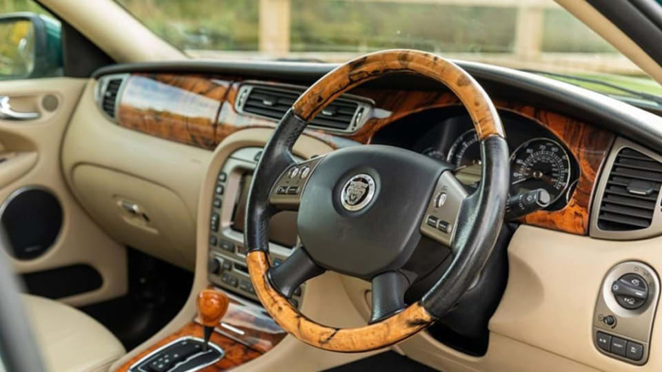 內裝以棕褐色皮革鋪陳，Jaguar典雅的木紋飾板更是不可少，配備也是頂級版。(圖片來源/ Historic Auctioneers)