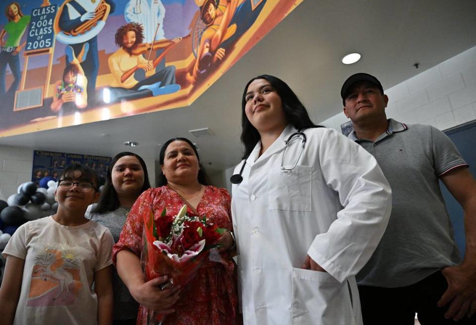 Mariela Lozano, de 18 años, segunda desde la derecha, se graduó de la Doctors Academy de Sunnyside High. Aparece aquí con su familia el miércoles 15 de mayo de 2024 en Fresno. Los familiares que la acompañan son, de izquierda a derecha, sus hermanas Ashley Lozano, de 10 años, y Wendy Lozano, de 20; su madre, Rosa Lozano, y su padre, Guimel Lozano.