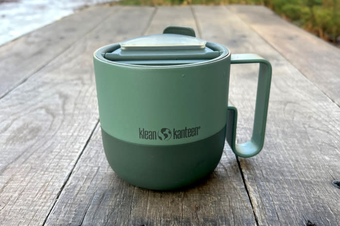 klean kanteen rise mug on picnic table