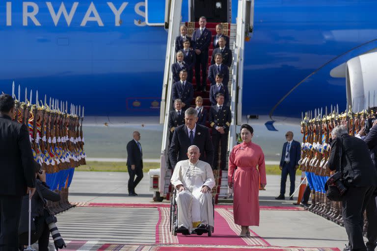 El papa Francisco es recibido por la canciller de Mongolia, Batmunkh Battsetseg, a su llegada a Ulán Bator (AP Photo/Andrew Medichini)