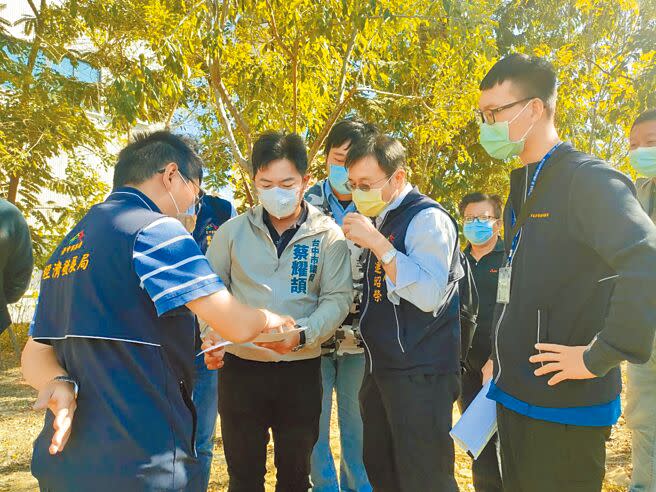 台中市太平選區市議員蔡耀頡9日上午邀集經發局、水利局、環保局等相關單位一同會勘、朔源，盼改善太平產業園區周遭排水惡臭問題。（潘虹恩攝）