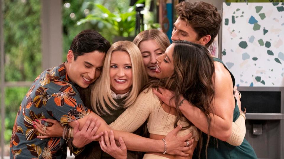 Pretty Smart. (L to R) Michael Hsu Rosen as Jayden, Emily Osment as Chelsea, Olivia Macklin as Claire, Cinthya Carmona as Solana, Gregg Sulkin as Grant in episode 101 of Pretty Smart. Cr. Patrick McElhenney/Netflix © 2021