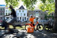 Bicycle courier Edward James Morta from Takeaway drinks water during the heatwave in Utrecht