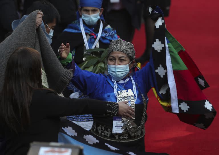 La representante de la Asamblea Constituyente Indígena Mapuche, Elisa Loncón, levanta los brazos después de ser elegida presidenta de la Asamblea Constituyente durante la sesión inaugural de la Convención Constituyente en el edificio del Congreso en Santiago, Chile, el 4 de julio de 2021. La convención votó el sábado 4 de mayo 14 de enero de 2022 las últimas normas del proyecto de Constitución. (Foto AP/Esteban Félix, archivo)