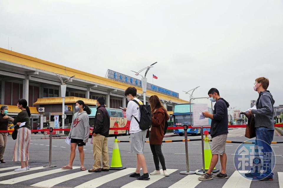 本土疫情進入高原期，疫情指揮中心在北市松山機場新設大型篩檢站，增加篩檢量能。