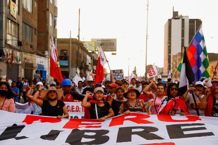 IMAGEN DE ARCHIVO REFERENCIAL. Manifestantes sostienen una pancarta que dice "Perú Libre" durante una protesta para exigir la disolución del Congreso y elecciones democráticas, rechazando a Dina Boluarte como presidenta de Perú, luego de la destitución del presidente izquierdista Pedro Castillo, en Lima, Perú