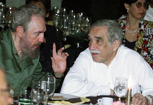 El escritor colombiano Gabriel García Márquez (D), dialoga con el líder cubano Fidel Castro, durante una cena en La Habana, Cuba, el 4 de marzo de 2000 (AFP | Adalberto Roque)