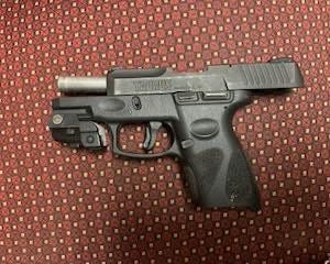 Se encontró una pistola cargada dentro del casillero de un estudiante de Vero Beach High School después de que los agentes investigaran las preocupaciones de un padre sobre las amenazas hacia otro estudiante, dijeron las autoridades.