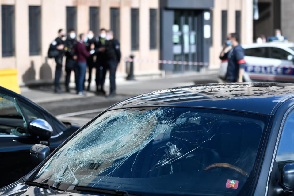 Une voiture dégradée face au commissariat de Champigny-sur-Marne, au lendemain des attaques qui l'ont visé samedi 10 octobre 2020 - Stéphane de Sakutin - AFP