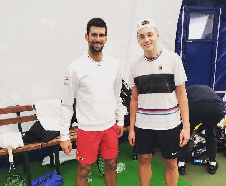 El serbio Hamad Medjedovic, de 20 años, reciente campeón del Masters de la Nueva Generación, junto con Novak Djokovic, su inspiración y hasta sostén económico