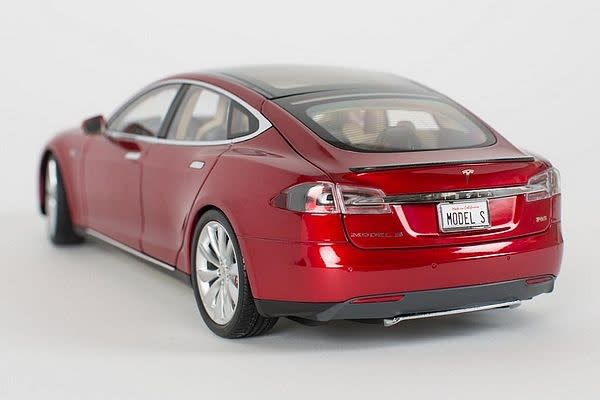 實車話題性高，模型更是擬真呈現，TESLA Model S P85D縮小1：18