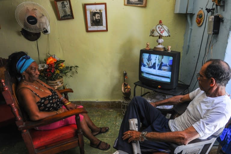 A couple watches a report on TV announcing the reestablishment of full diplomatic ties between Cuba and US, in Havana on July 1, 2015