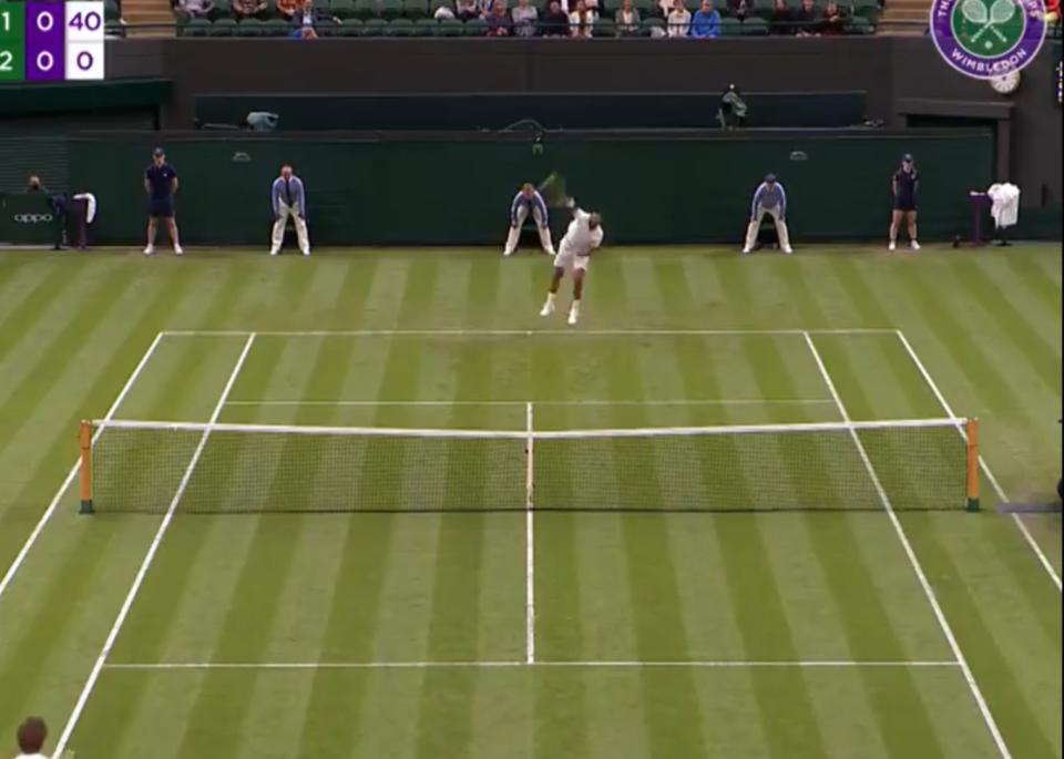 Nick Kyrgios en el momento del saque con el que consiguió el último de sus cuatro aces seguidos durante un juego en el partido de primera ronda de Wimbledon frente a Ugo Humbert. (Foto: Twitter / @Wimbledon).