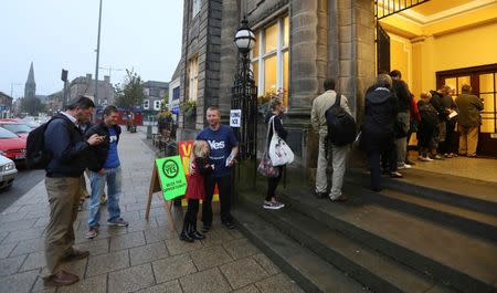 Voters wait for the polling station to open to cast their vote in Portobello near Edinburgh, Scotland September 18, 2014. REUTERS/Paul Hackett