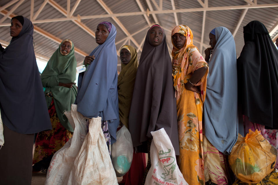 Refugiados somalíes desplazados por la sequía esperan las raciones en Dadaab, Kenia, el 14 de julio de 2011. (Tyler Hicks/The New York Times)