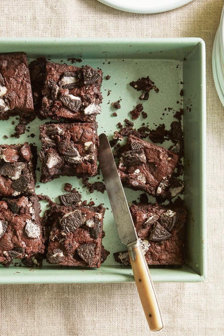 oreo brownies in a green pan