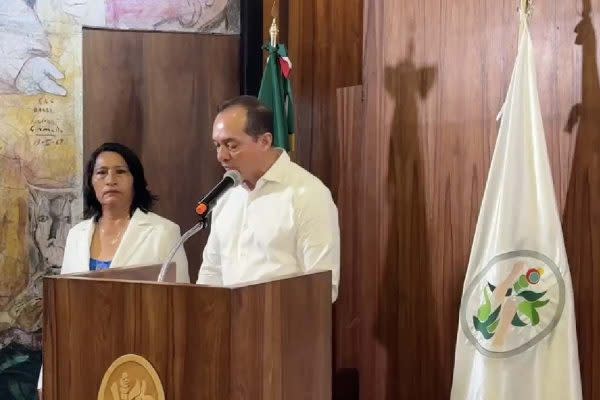 alcaldesa de acapulco con el nuevo militar encargado de despacho de la secretaría de seguridad 