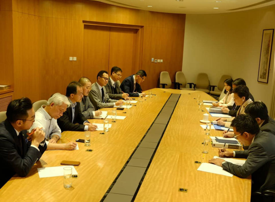 林鄭月娥（右中）與4名特首辦職員，與7名民主派議員會面。郭榮鏗Facebook圖片