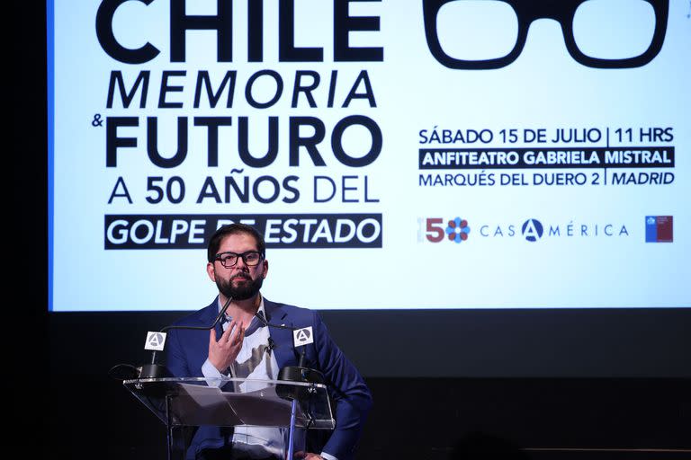 El presidente chileno, Gabriel Boric, asiste a una ceremonia conmemorativa del 50 aniversario del golpe de estado del general Pinochet en Chile, en la Casa América de Madrid, el 15 de julio de 2023.