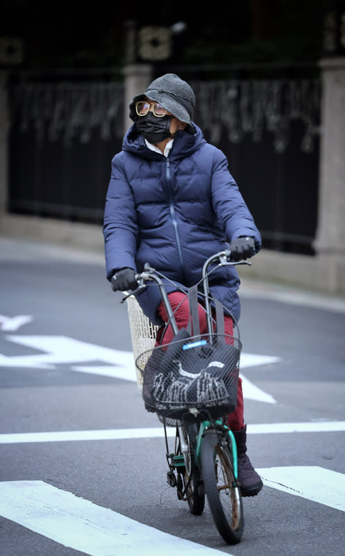 強烈大陸冷氣團影響  各地氣溫下降（2） 中央氣象署17日持續發布低溫燈號，受強烈大陸冷氣 團影響，各地氣溫明顯偏低，有攝氏10度以下氣溫發 生機率。圖為台北市中山區，民眾騎腳踏車穿上厚外 套，戴帽子、手套禦寒。 中央社記者王飛華攝  112年12月17日 