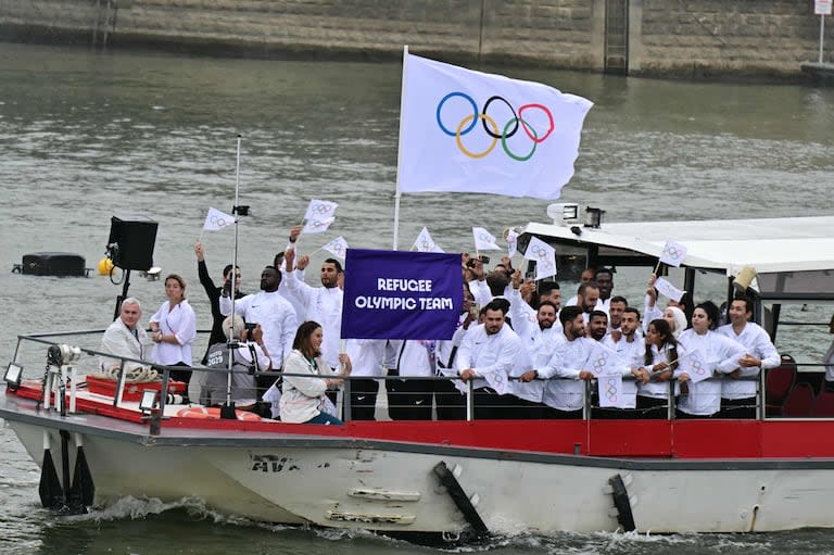 Los atletas de la delegación del Equipo Olímpico de Refugiados navegan en un barco por el río Sena durante la ceremonia