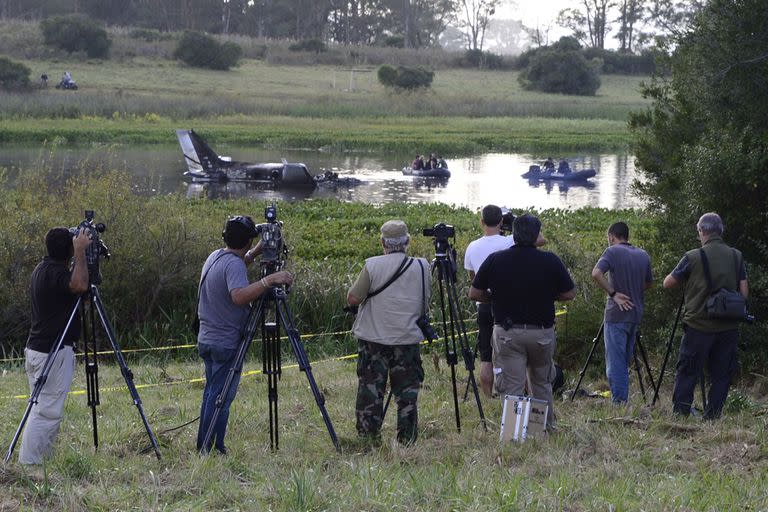 Un avión argentino en el que viajaban diez personas, cayó poco después de despegar del aeropuerto de Laguna del Sauce, en Punta del Este rumbo a Argentina. No hay sobrevivientes