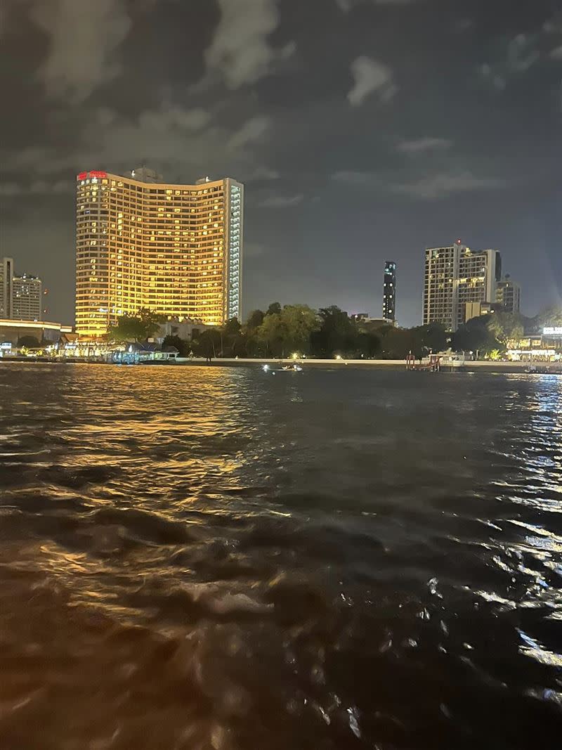 湄公河上的夜景讓謝金河大讚「簡直是不夜城」。（圖／翻攝自謝金河臉書）