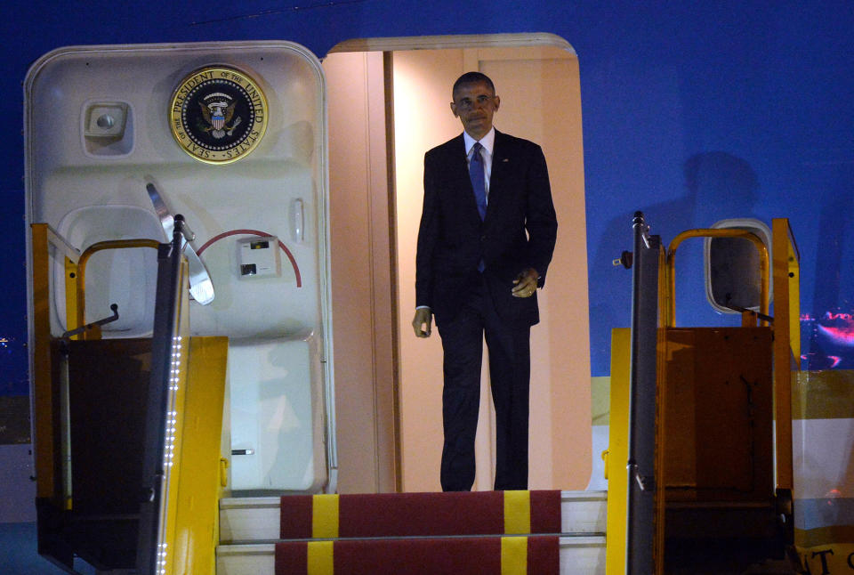 <p>U.S. President Barack Obama disembarks Airforce One as he lands at Hanoi ‘s Noi Bai International Airport May 22, 2016. (REUTERS/Hoang Dinh Nam) </p>