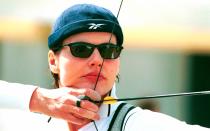 <p>Geena Davis wäre fast nicht Schauspielerin, sondern Olympionikin geworden. 1999 schaffte es die passionierte Bogenschützin sogar in die Endausscheidung für das US-Olympiateam der Frauen und belegte Platz 22 - bei ungefähr 300 Mitbewerberinnen. (Bild: Jim Pozarik/Getty Images)</p> 