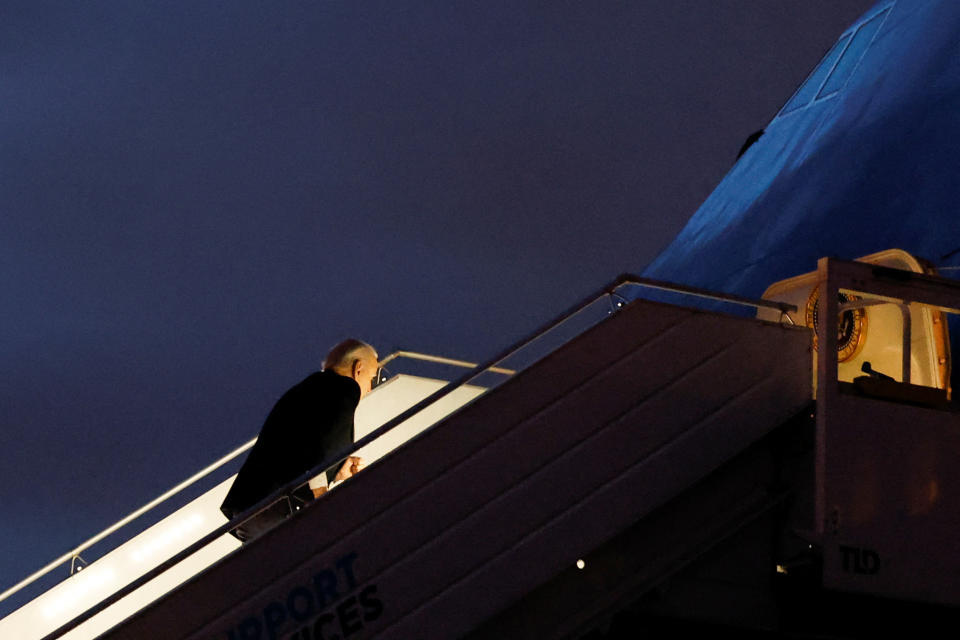 Auf diesem Foto ist zu sehen, wie US-Präsident Joe Biden beim Einstieg in die Air Force One kurz ins Stolpern gerät. (Bild: REUTERS/Evelyn Hockstein)