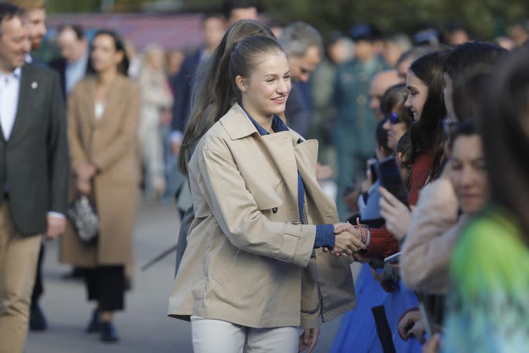  La princesa Leonor saluda a su llegada a la entrega del Premio al Pueblo Ejemplar de Asturias 2023, a 21 de octubre de 2023, en Arroes, Villaviciosa, Asturias (España). 