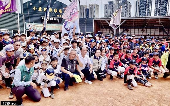 臺南社區少棒嘉年華熱鬧開打，市長黃偉哲也到場同樂，歡迎選手及民眾在歡樂氣氛中享受假日棒球饗宴。（記者李嘉祥攝）