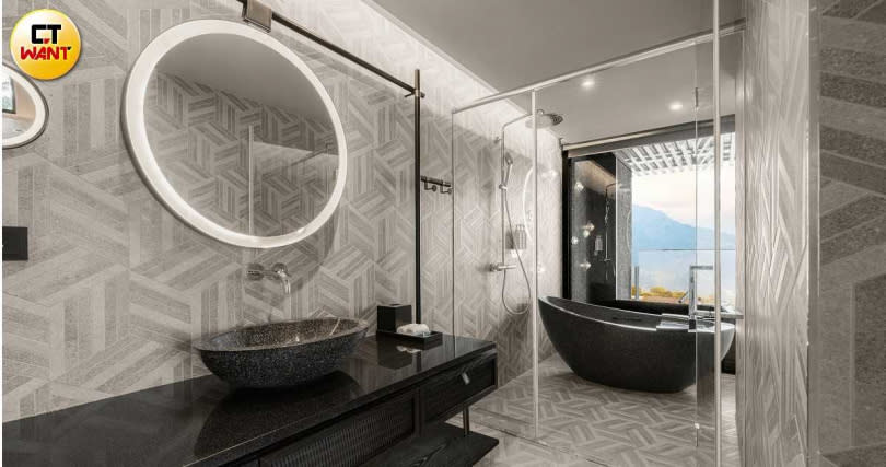 豪華房浴室配備有apaiser單體浴缸。（圖／阿里山英迪格酒店提供）