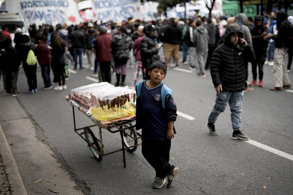 David Azurduy vende dulces a las personas que marchan en el Día Internacional de los Trabajadores en Buenos Aires, Argentina, el miércoles 1 de mayo de 2024. (AP Foto/Rodrigo Abd)