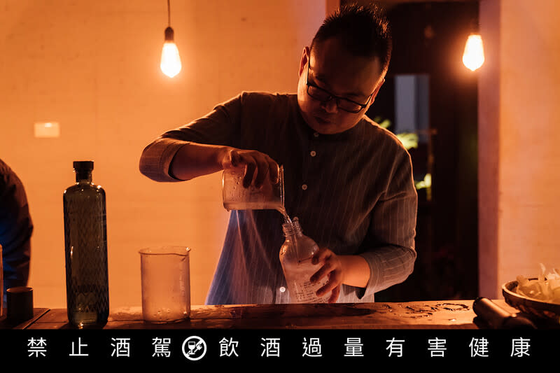此次夜光山吧更特別邀請到高雄人氣酒吧「灣兜 The Wan-Daw」創辦人及調酒師黃龍輝（寶哥）進行客座，量身特調兩杯獨一無二的調酒