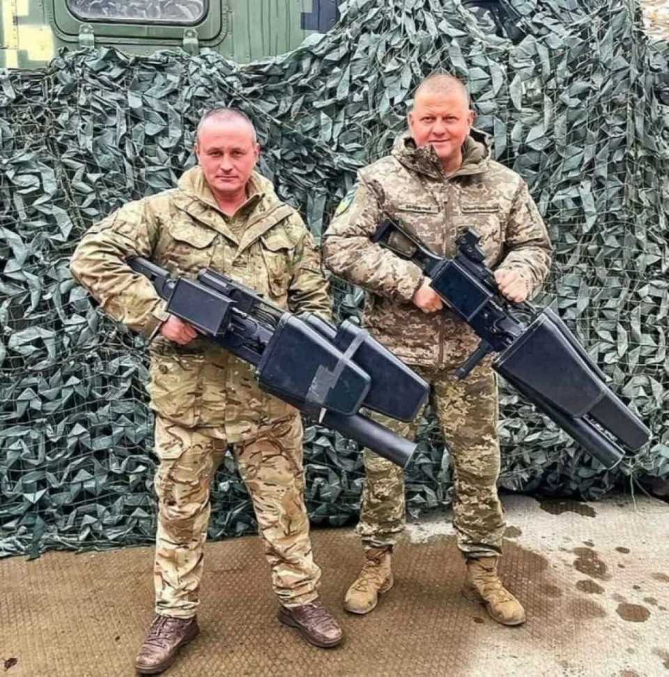 Valery Zaluzhny (right) took part in hostilities in the east of the country in 2014, so he knows how to use weapons in practice <span class="copyright">DR</span>