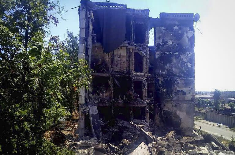 En esta foto proporcionada por la administración militar de la región de Lugansk, se ven edificios residenciales dañados en Lysychansk a primera hora del domingo 3 de julio de 2022.