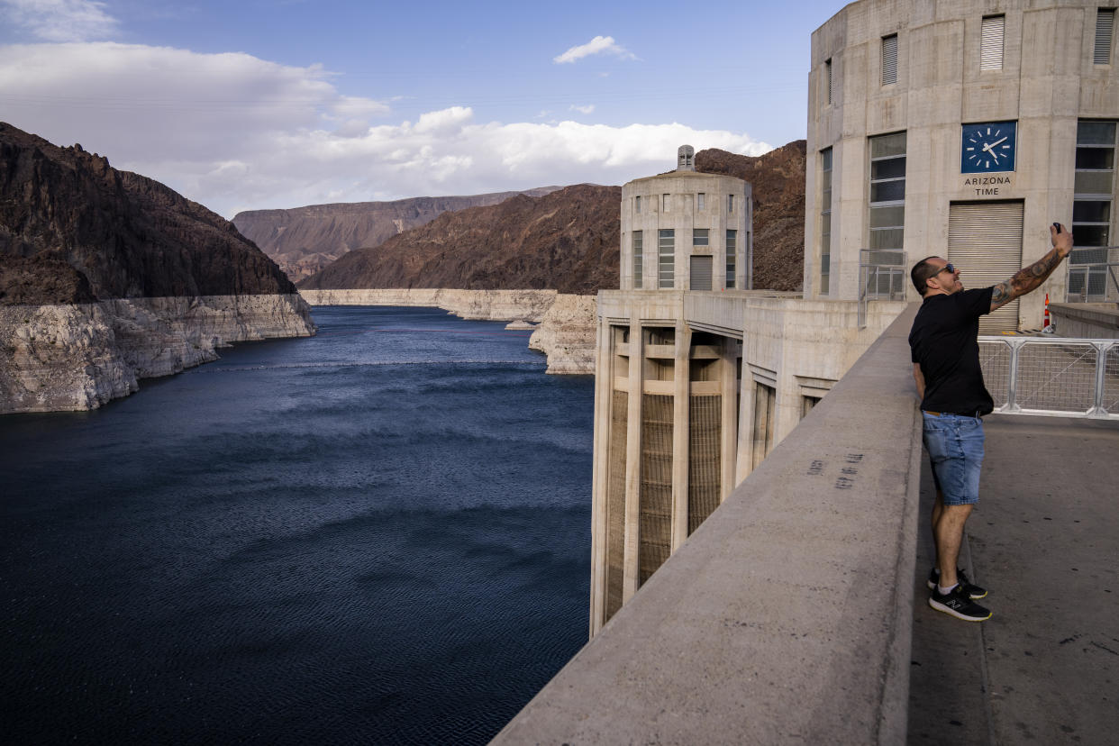 Un visitante toma fotografías en la presa Hoover, afuera de Las Vegas, el 28 de marzo de 2022. (Joe Buglewicz/The New York Times)