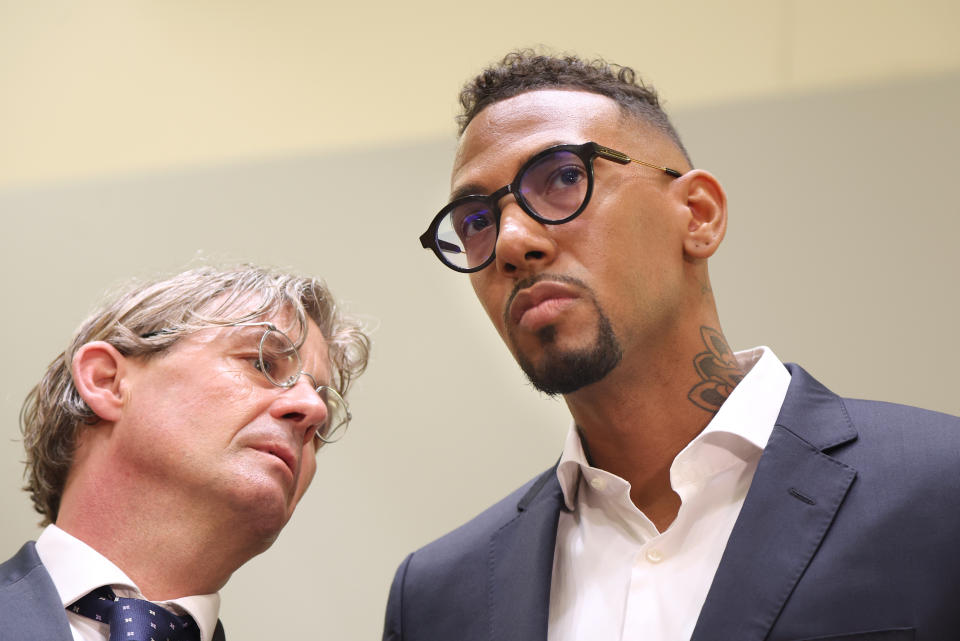 Jérôme Boateng steht im Landgericht neben seinem Anwalt Leonard Walischewski in der Anklagebank (Bild: Karl-Josef Hildenbrand/dpa)