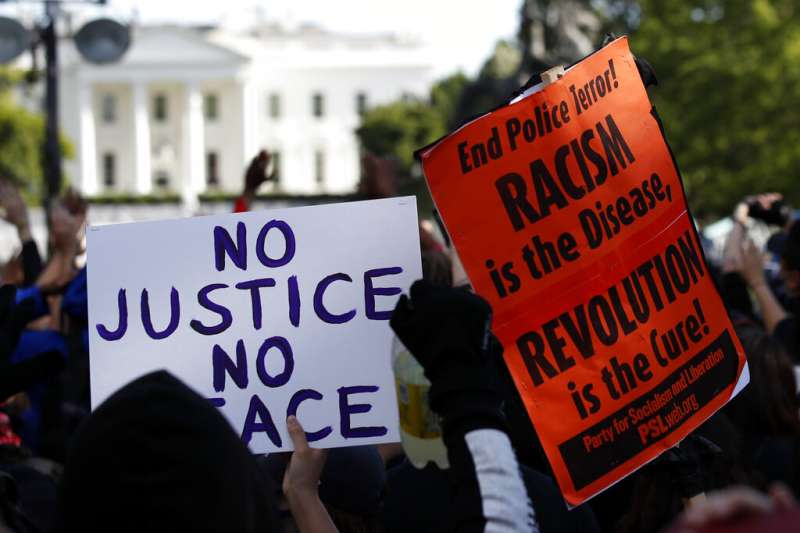 為佛洛伊德之死走上街頭的美國民眾，在白宮前高舉「沒有正義沒有和平」。（美聯社）