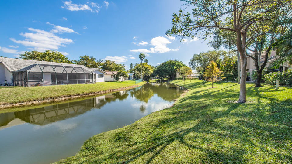 CORAL SPRINGS, FL, USA: Backyard view of lake and houses.