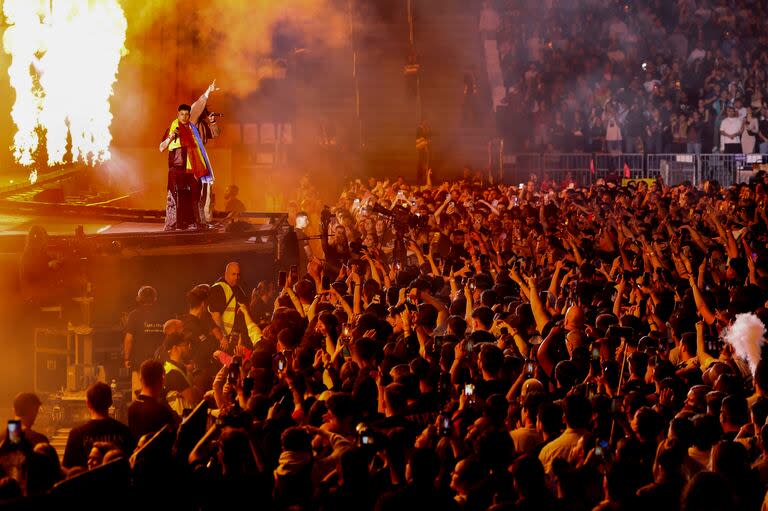 Las 65.000 personas disfrutaron de cada momento del show de Duki en el Santiago Bernabéu de Madrid