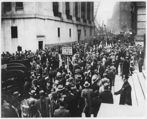 Menschenmassen auf der Wall Street am „Black Tuesday“, dem 29. Oktober 1929.