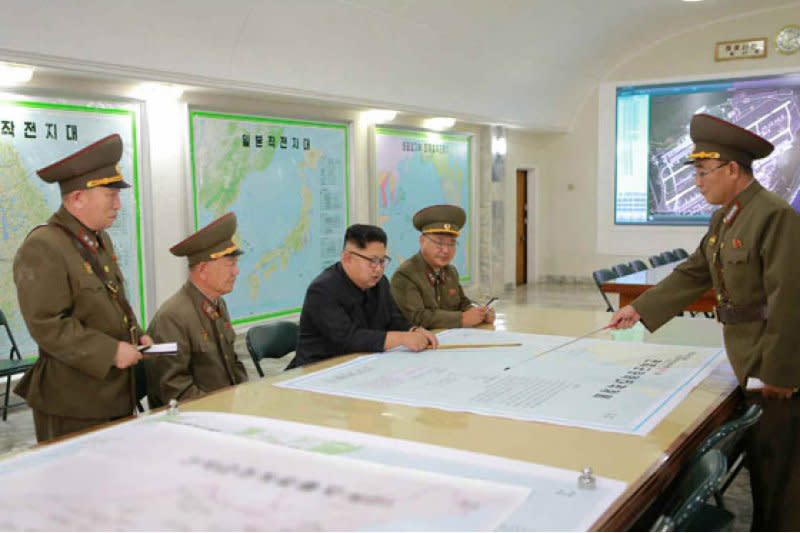 金正恩8月14日在朝鮮人民軍戰略軍司令部聽取有關戰略軍瞄准關島近海射彈方案的報告。