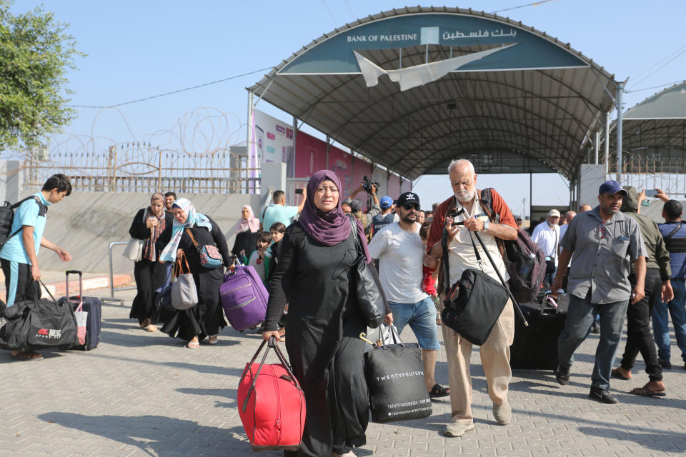 Menschen bereiten sich darauf vor, den Gazastreifen über den Rafah-Übergang im südlichen Gazastreifen nach Ägypten zu verlassen. (Bild: Khaled Oma/XinHua/dpa)