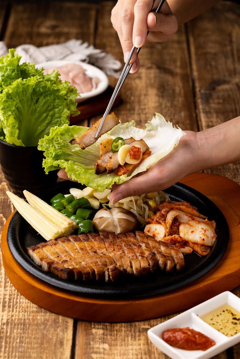 4月8日至4月10日，「姓名有ㄏㄢˊ」爽吃經典韓式菜包肉只要半價。（圖／北村豆腐家提供）