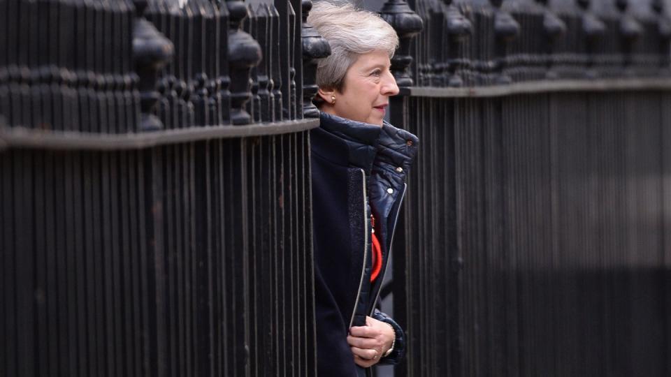 Großbritanniens Premierministerin Theresa May verlässt die Downing Street. Mehrere ihrer Minister drohen indirekt mit Rücktritt, sollte die Regierungschefin beim Brexit-Abkommen nicht nachverhandeln. Foto: Stefan Rousseau/PA Wire