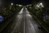 Pocas veces se ha visto tan vacío el Paseo de la Castellana de Madrid como en el primer día de la imposición del toque de queda. (Photo by Pablo Blazquez Dominguez/Getty Images)