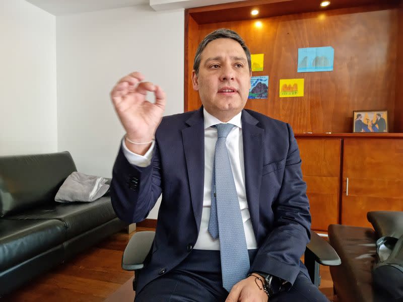 El ministro de Tecnologías de la Información y las Comunicaciones de Colombia, Mauricio Lizcano, habla en una entrevista con Reuters en Bogotá