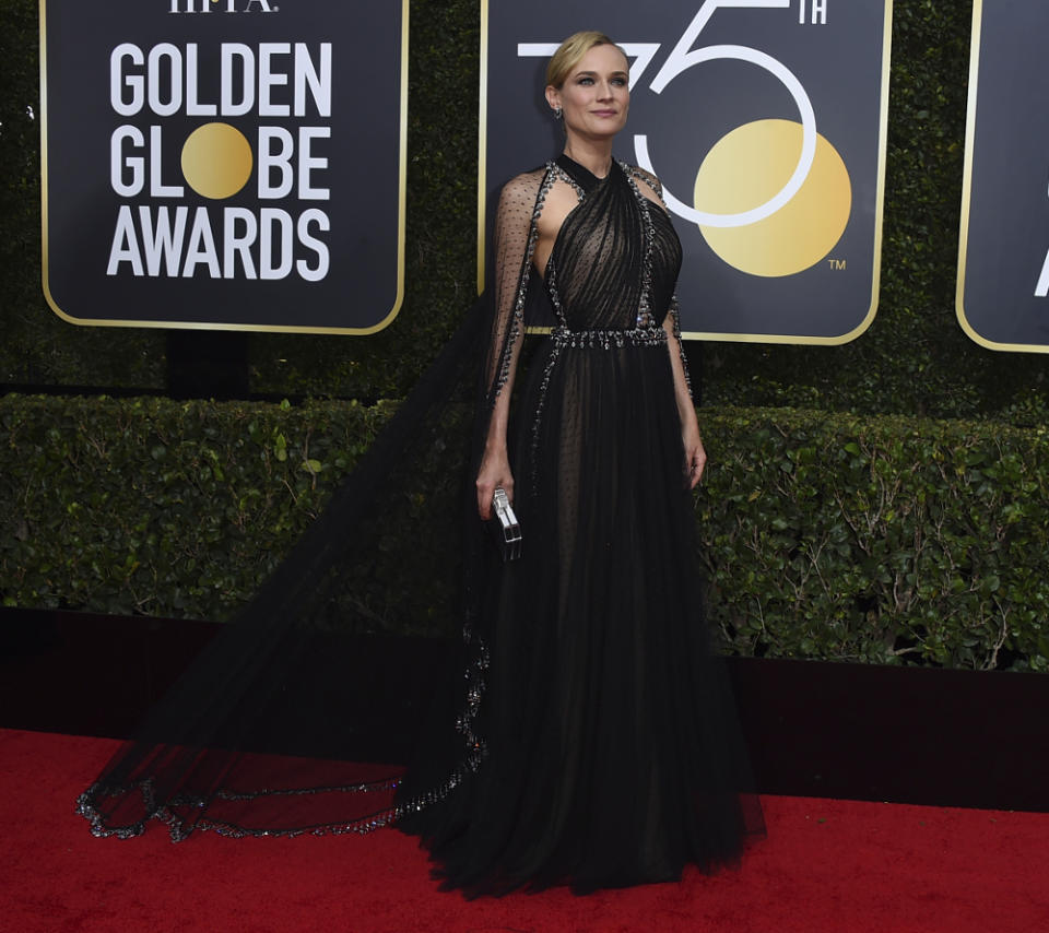 <p>Unser wahres Golden Girl der Golden Globes aber war Diane Kruger, die in ihrem Dress von Prada nicht nur umwerfend aussah, sondern – viel wichtiger – für ihren neuen Film „Aus dem Nichts“ gemeinsam mit Regisseur Fatih Akin auch den Golden Globe für den besten fremdsprachigen Film nach Deutschland holte. (Bild: AP) </p>